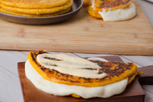 Load image into Gallery viewer, Combo Cachapas 6 unids con Queso de Mano - Tequenos Xpress