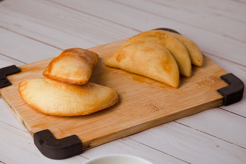 Empanadas Venezolanas (PRECOCIDAS) Estuche de 4 unids. - Tequenos Xpress